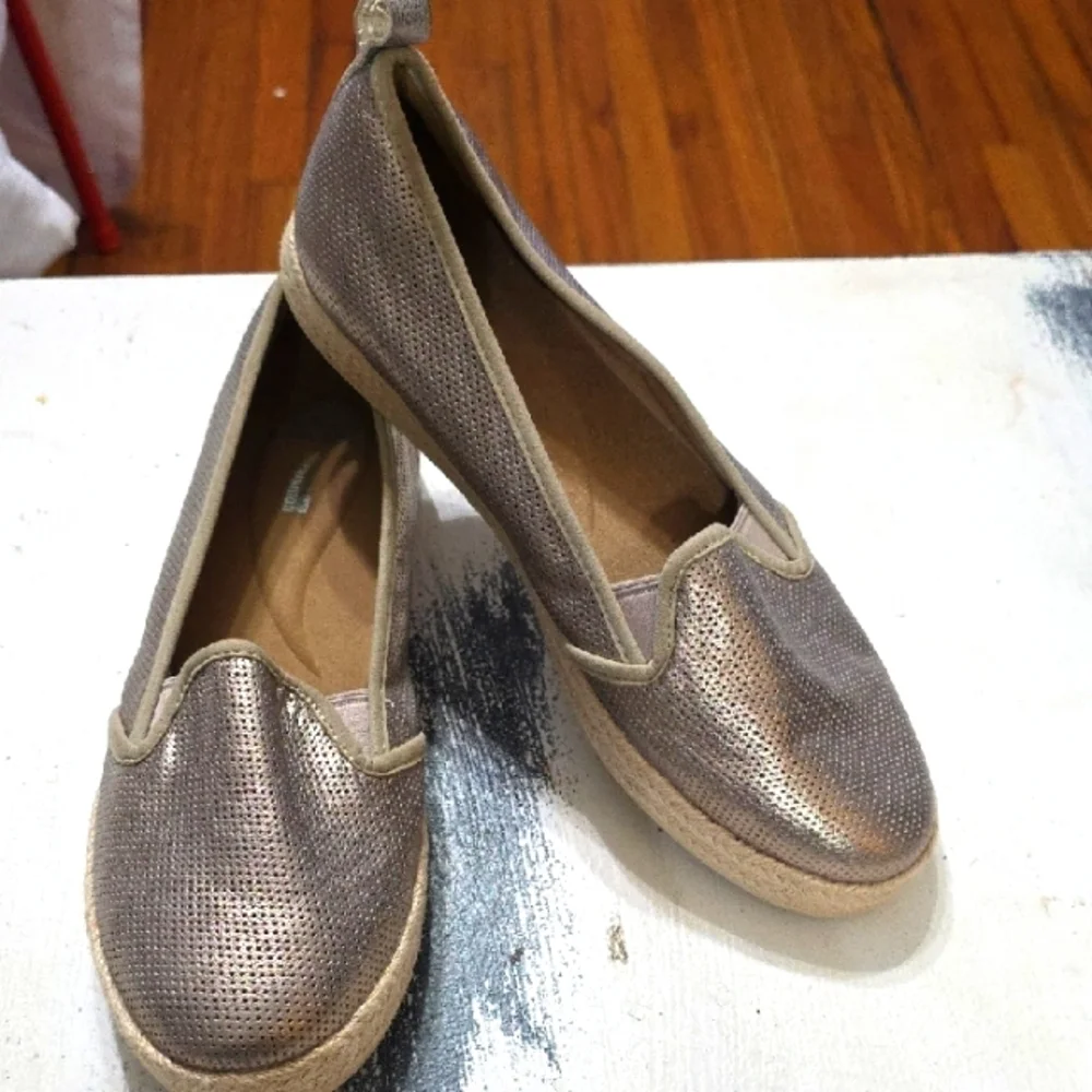 Clarks Women's Goldish Metallic Espadrille Slip-Ons Cushioned‎ Size 12 GUC